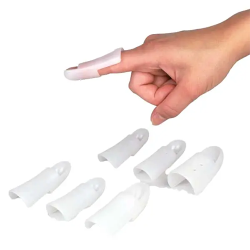 unterschiedlichgroße weiße Fingerschienen von der eine von einer Hand am Zeigefinger gertragen wird.png